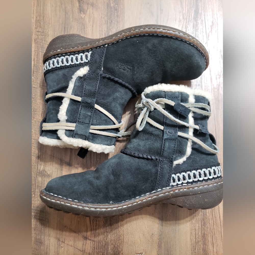 UGG Cove Winter Ankle Boots Womens Size 8 EUR 39 Black Leather Wraparound Lace